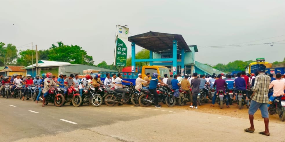 পাকুন্দিয়ায় জ্বালানি সংকট তীব্র: ফিলিং স্টেশনে দীর্ঘ লাইন
