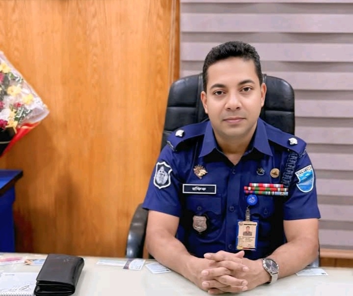 নিকলী থানার মানবিক ওসি রফিকুল ইসলামের সৃজনশীলতায় বেড়েছে সেবার মান,বদলে গেছে থানার চিত্র