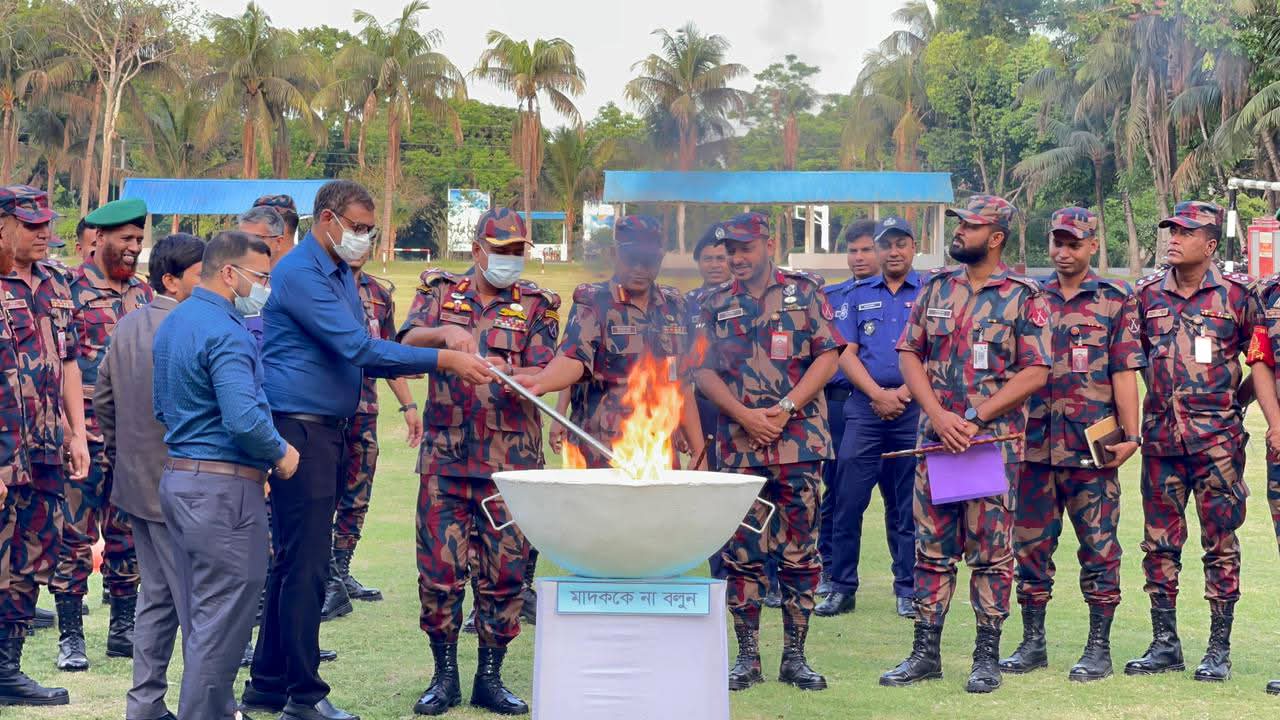 কুষ্টিয়া ৪৭ বিজিবি’র জব্দকৃত বিপুল পরিমাণ মাদক ধ্বংস