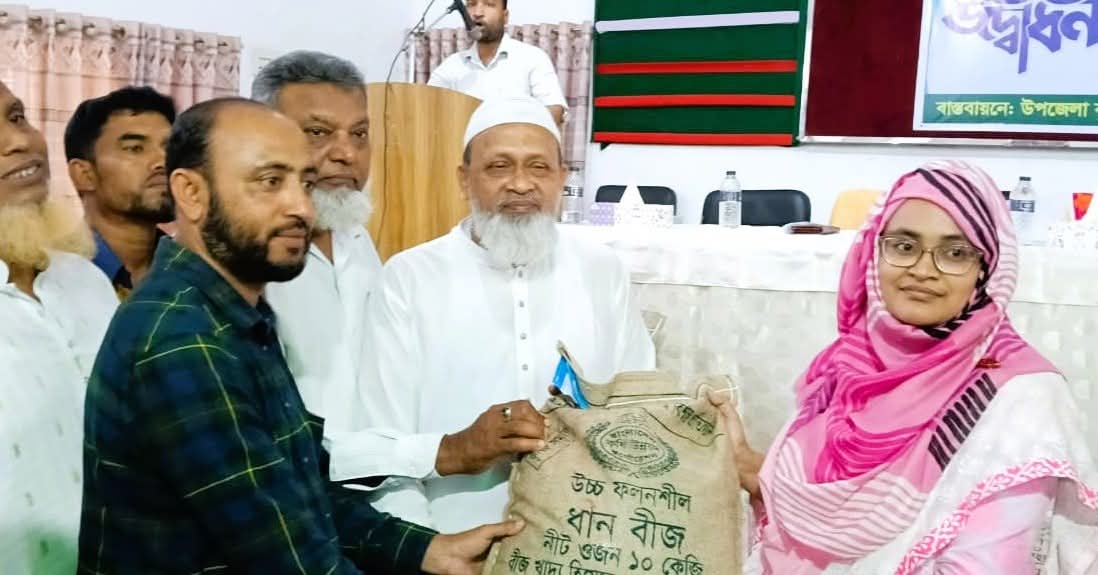 বাঘারপাড়ায় আউশ উৎপাদন বৃদ্ধিতে বিনামূল্যে বীজ ও সার বিতরণ