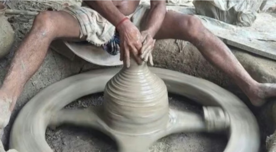 নববর্ষকে ঘিরে প্রাণচাঞ্চল্যে মুখর নাটোরের মৃৎশিল্প পল্লী, ব্যস্ত সময় পার করছেন কারিগররা