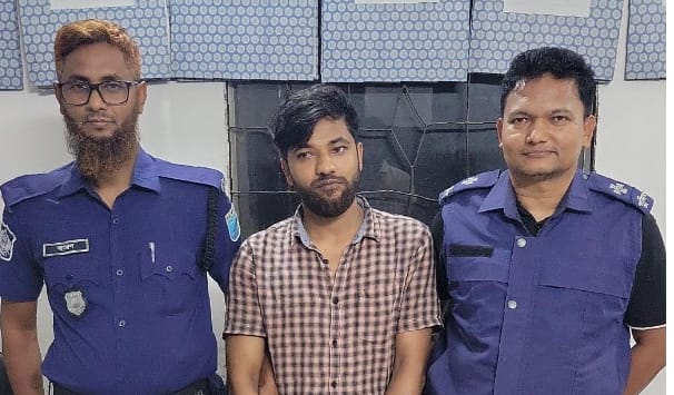 সাভার থেকে পিস্তলসহ সন্ত্রাসীকে গ্রেফতার করেছে পুলিশ