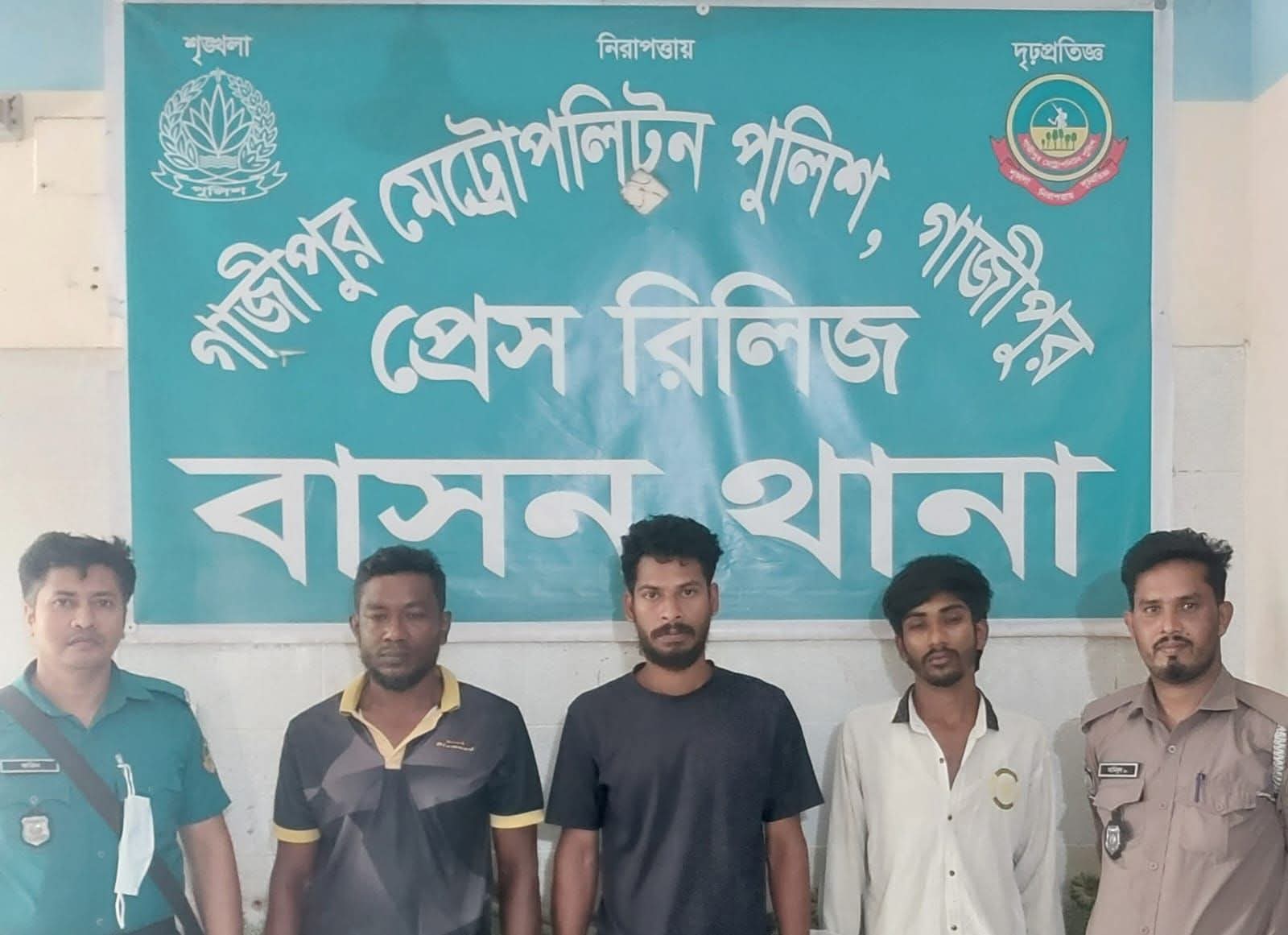 বাসন থানার বিশেষ অভিযানে ইয়াবা-গাঁজা ও অস্ত্রসহ ৩ জন গ্রেফতার, আদালতে প্রেরণ