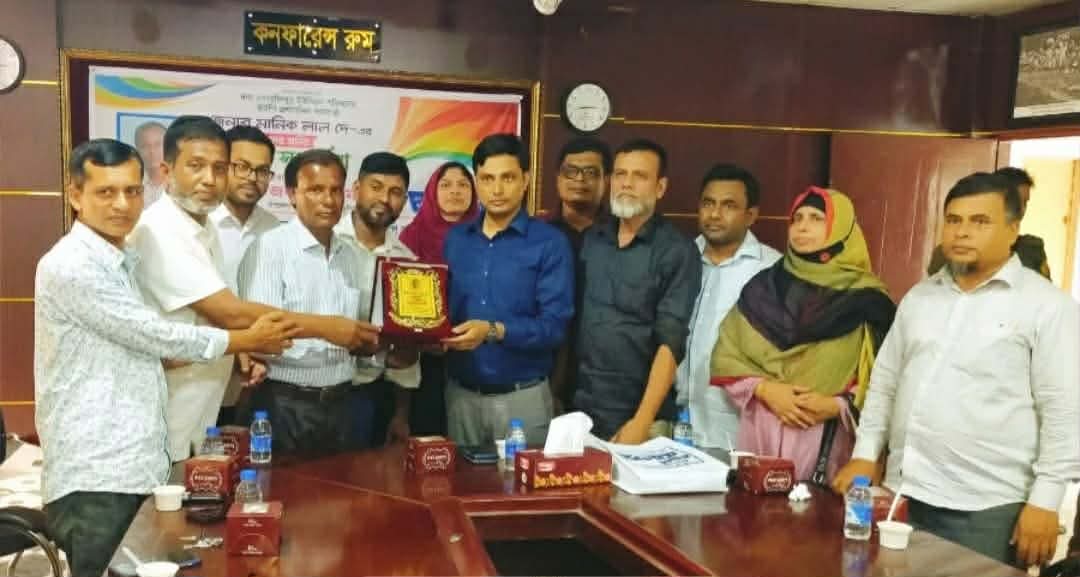 দীর্ঘ ৩৩ বছরের বর্ণাঢ্য কর্মজীবনের ইতি—পাকুন্দিয়ায় ইউপি সচিব মানিক লাল দে’র বিদায় সংবর্ধনা