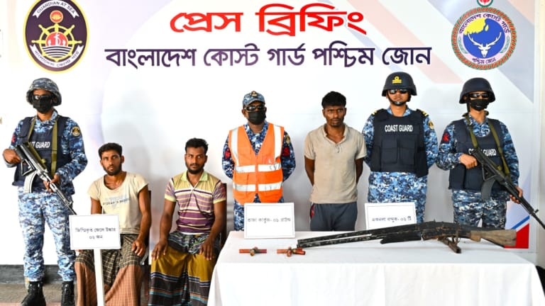 সুন্দরবনে কোস্টগার্ডের দুই অভিযানে জেলে উদ্ধার, অস্ত্রসহ ডাকাত আটক