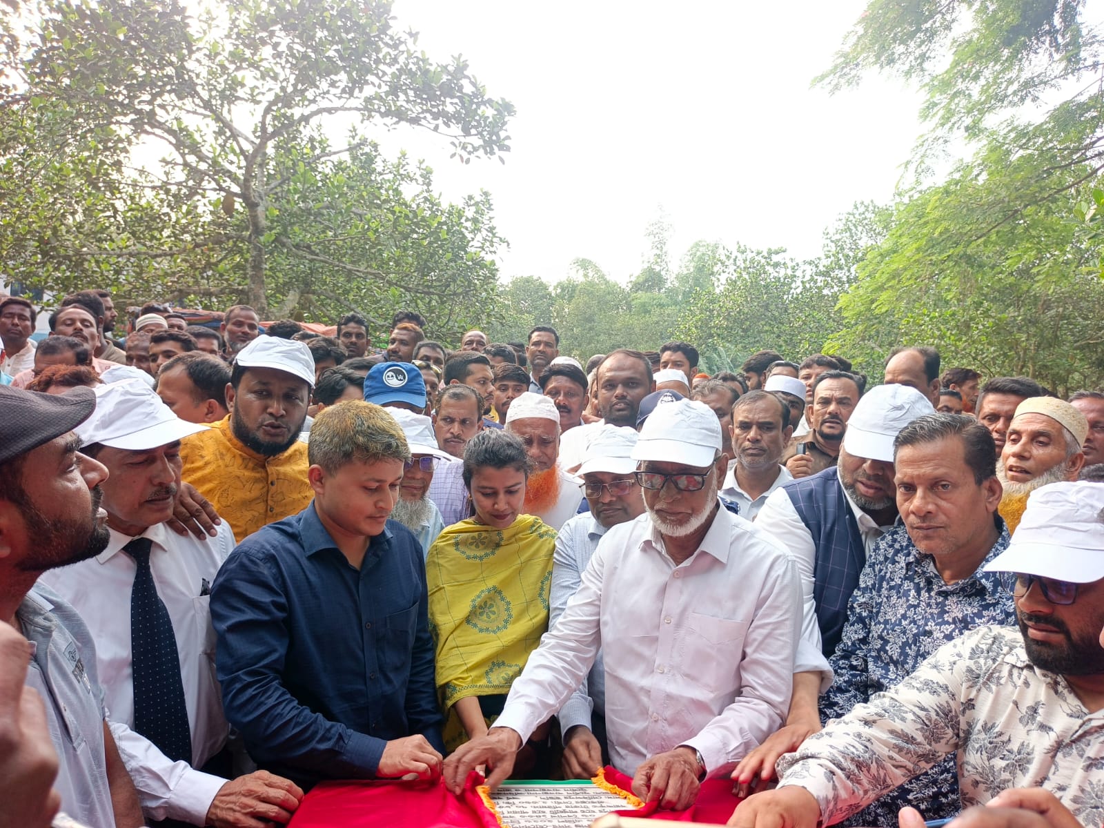 হোসেনপুরে ২.৩৬০ কিলোমিটার খাল খনন কাজের উদ্বোধন করলেন এমপি মাজহারুল ইসলাম