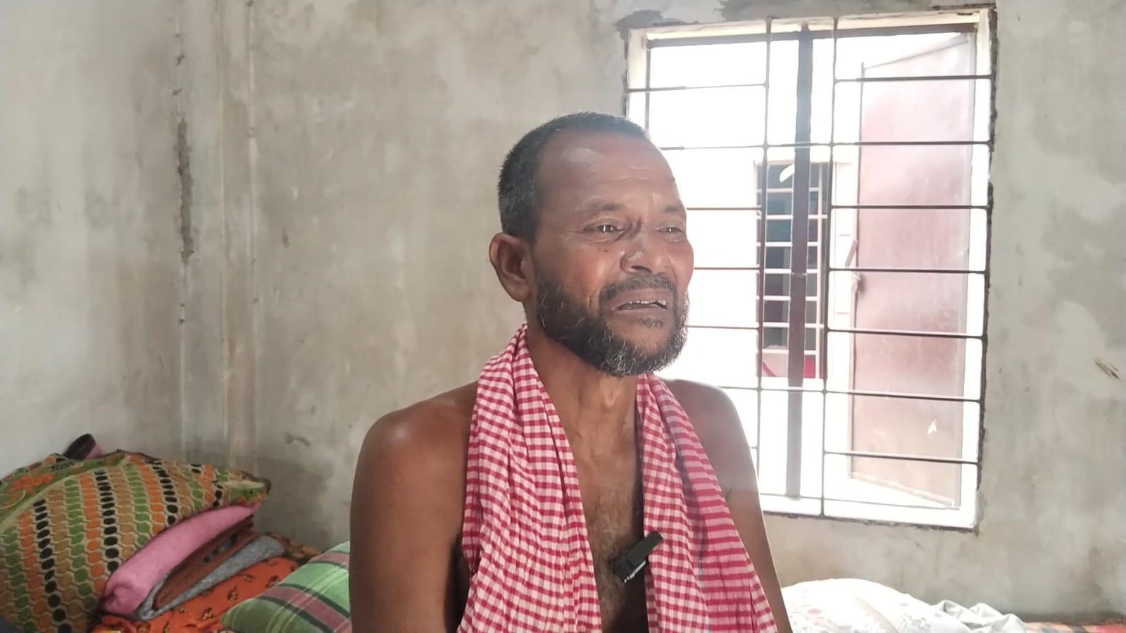 নিকলীর আশ্রয়ণ প্রকল্পের বাসিন্দা বকুল মিয়ার অস্ত্রোপচারে প্রয়োজন ৪-৫ লাখ টাকা