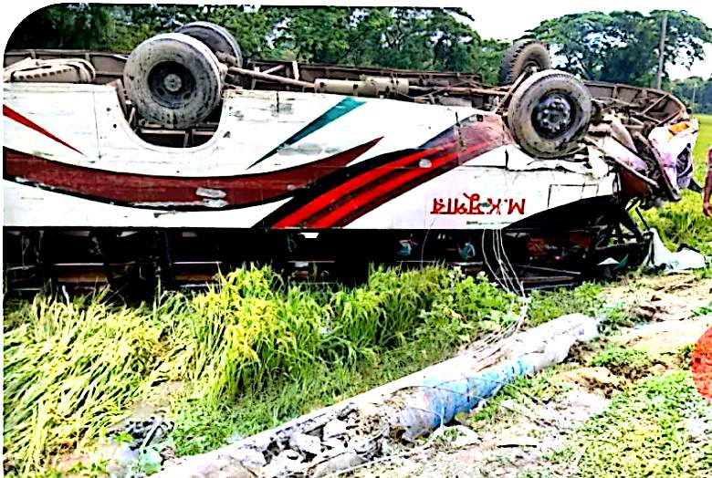 ময়মনসিংহে বাস উল্টে ১৫ যাত্রী আহত, চালকের অবস্থা আশঙ্কাজনক