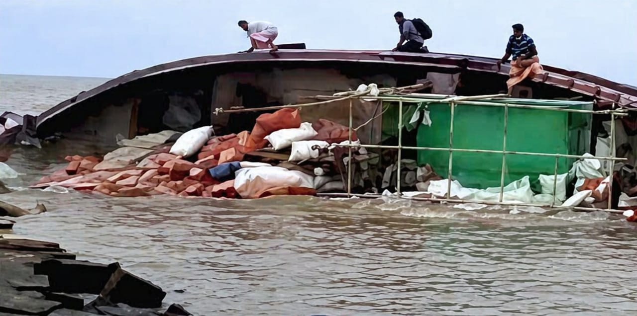 মনপুরা–তজুমদ্দিন নৌপথে ট্রলারডুবি, ২০ লাখ টাকার পণ্য নদীতে তলিয়ে গেল