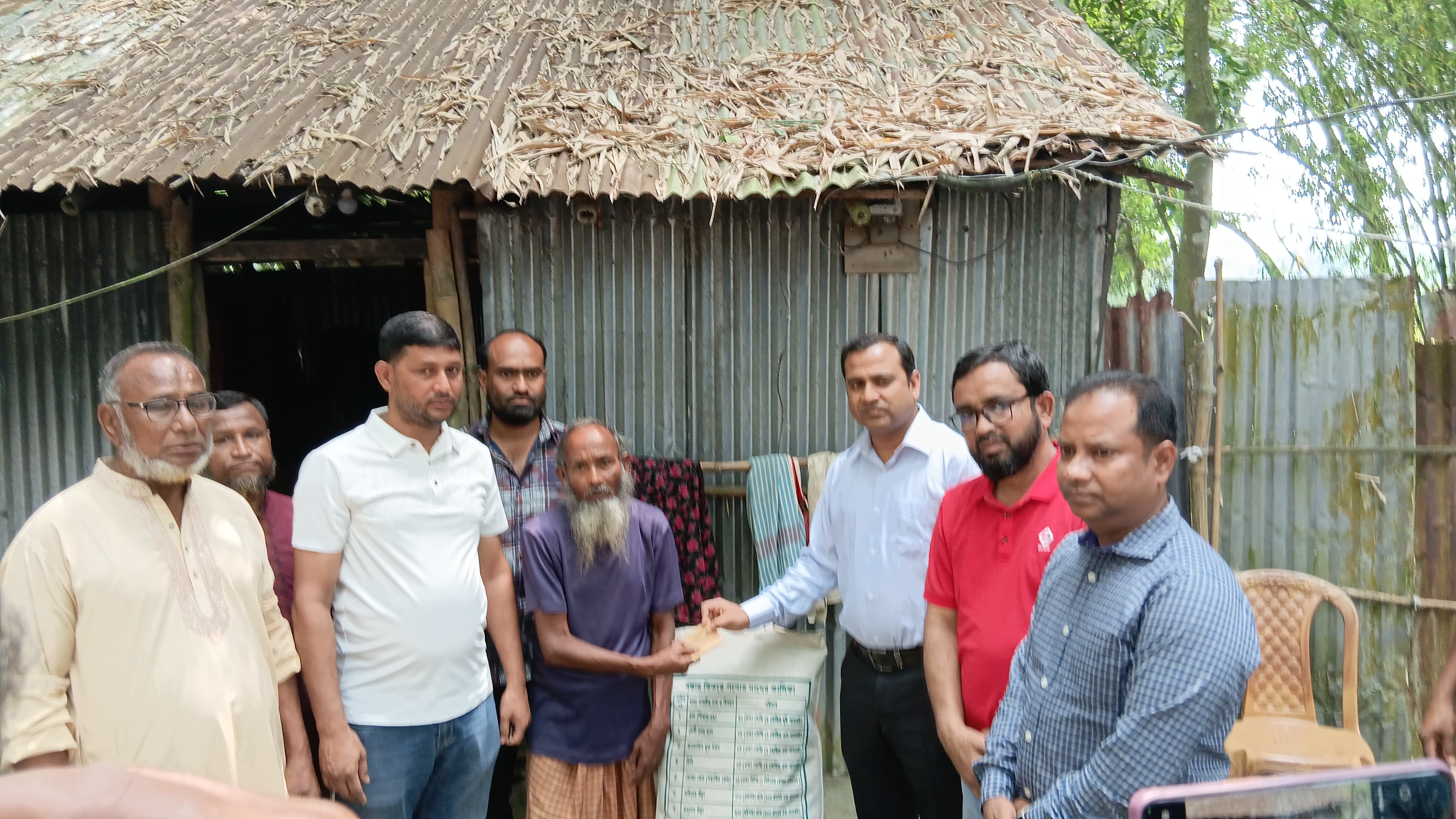 রাজারহাটে পঙ্গু রফিকুলের কুঁড়েঘরে ইউএনও’র সহায়তায় মিলল ঘর-দোকানের আশ্বাস