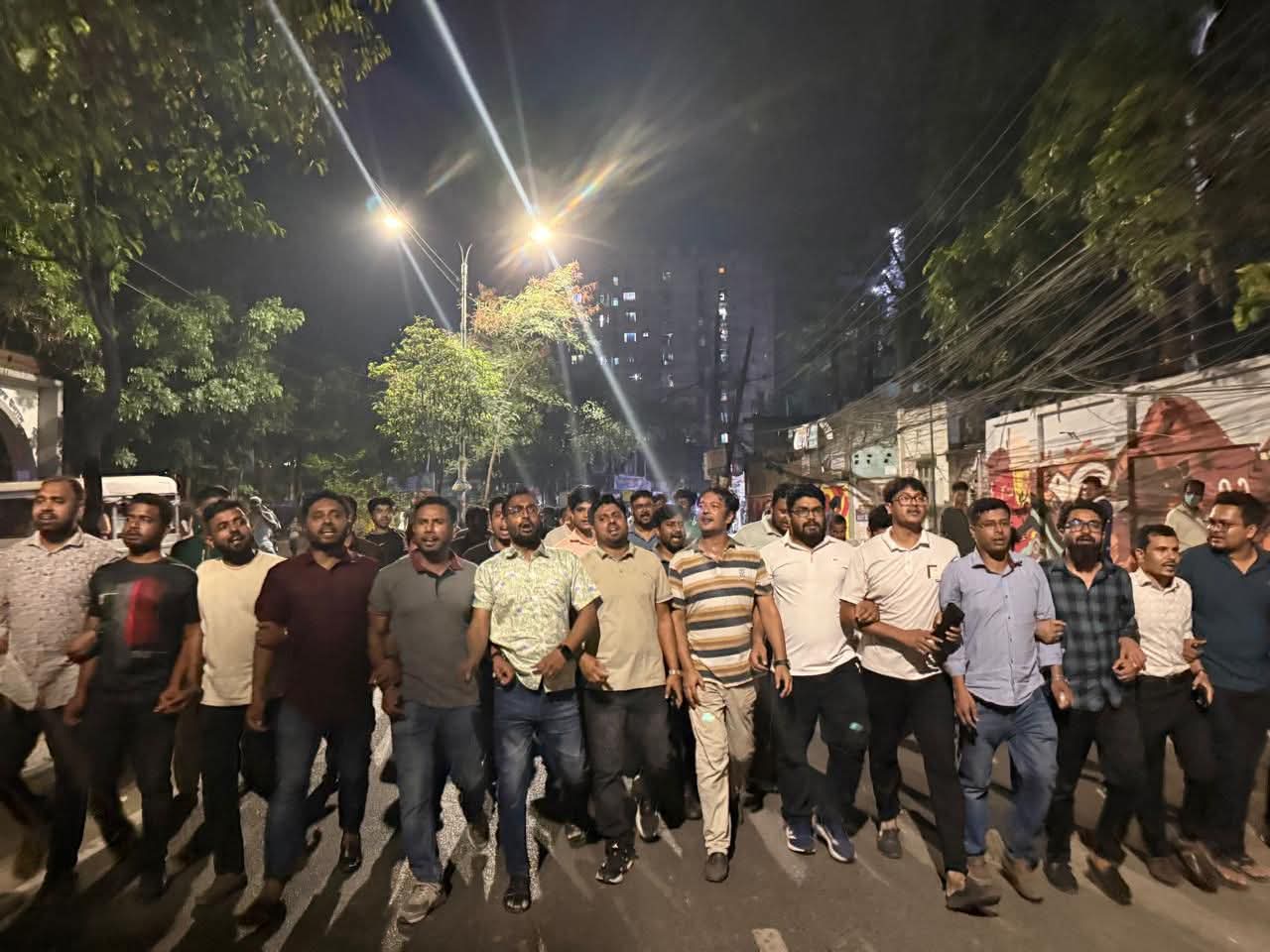 ফেসবুকে কুরুচিপূর্ণ ছবি প্রচারকারীদের শনাক্ত করার দাবিতে জবি ছাত্রদলের বিক্ষোভ