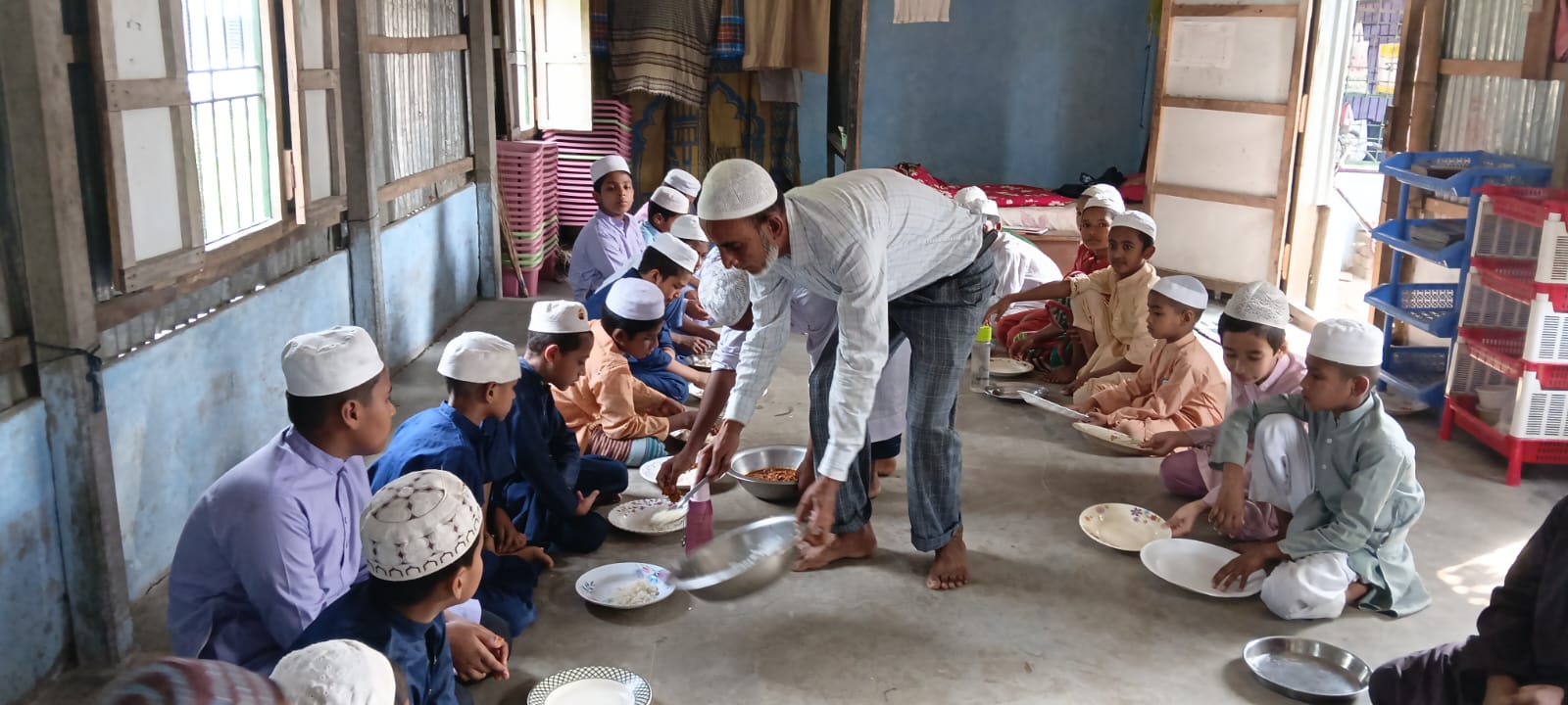 কটিয়াদীতে এসএসসি ৯৩ ব্যাচের উদ্যোগে দোয়া মাহফিল ও খাবার বিতরণ