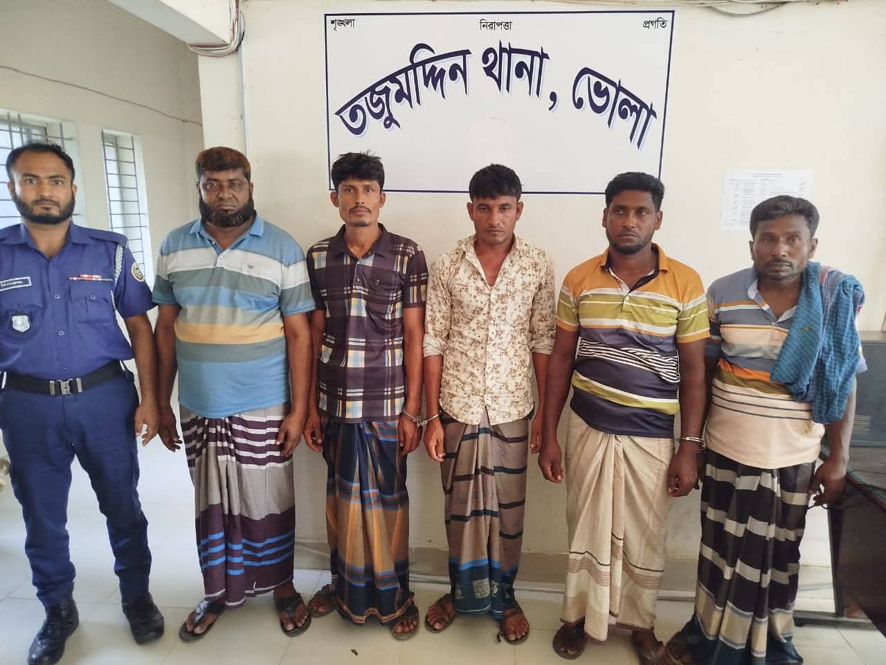 তজুমদ্দিনে পুলিশের বিশেষ অভিযানে আন্তঃজেলা গরু চোর চক্রের ৫ সদস্য গ্রেফতার, উদ্ধার ৫টি গরু