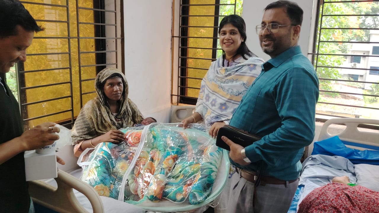 লোহাগড়ায় নরমাল ডেলিভারি প্রসুতি মায়ের পাশে উপজেলা প্রশাসন