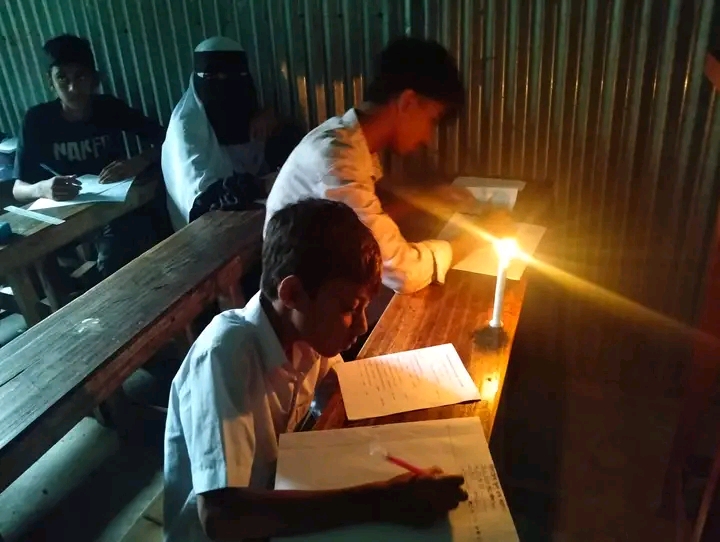 বিদ্যুৎ না থাকায় মোমবাতি জ্বালিয়ে পরীক্ষা গ্রহণ