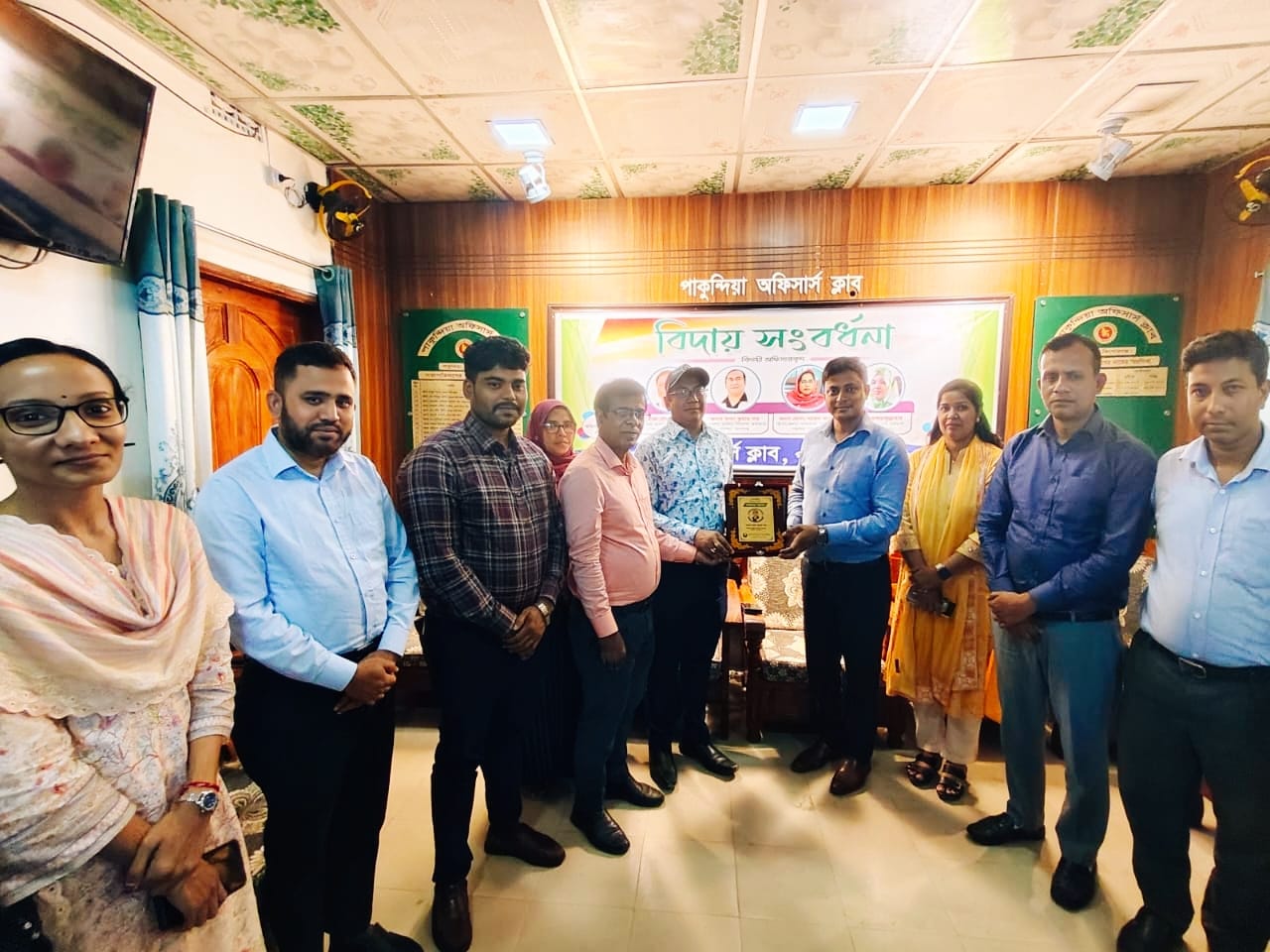পাকুন্দিয়ায় “মানবতার ফেরিওয়ালা” স্বপন কুমার দত্তকে বিদায়ী সংবর্ধনা