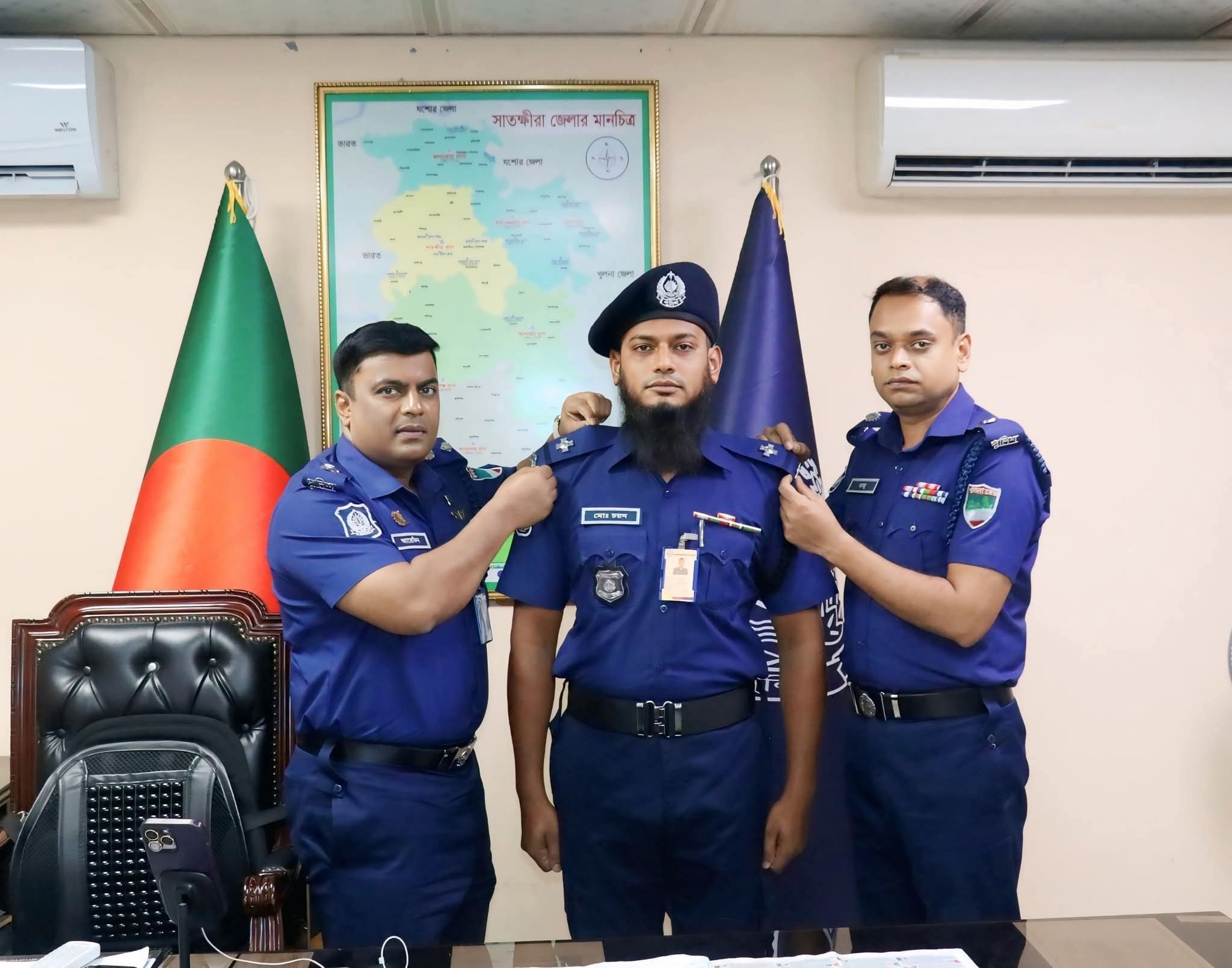 সাতক্ষীরা জেলা পুলিশের সদ্য পদোন্নতিপ্রাপ্ত পুলিশ সদস্যকে র‍্যাংক ব্যাজ পরিয়ে দিলেন পুলিশ সুপার