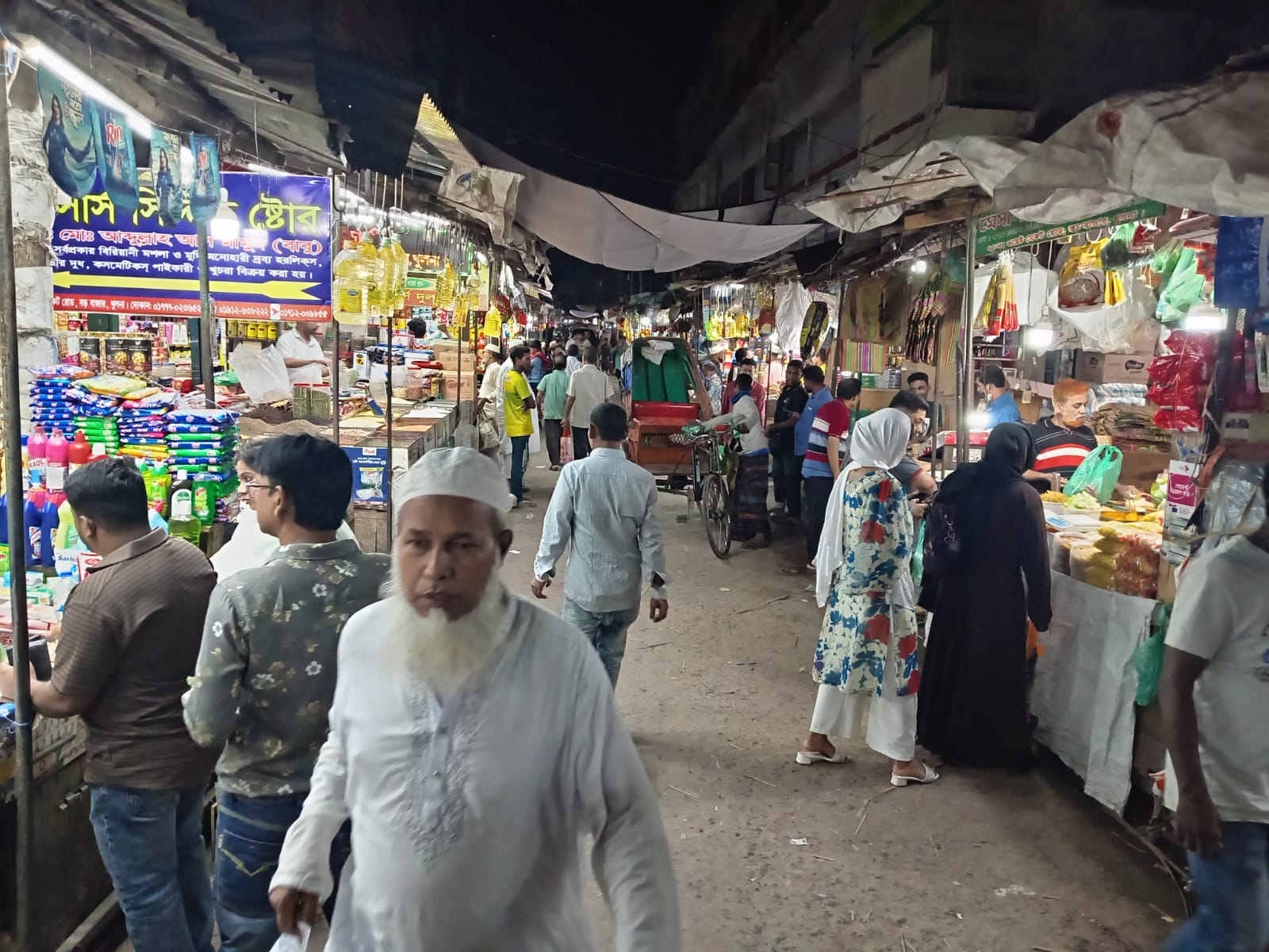 খুলনায় নির্ধারিত সময় অমান্য: রাতেও খোলা বড়বাজারের দোকানপাট