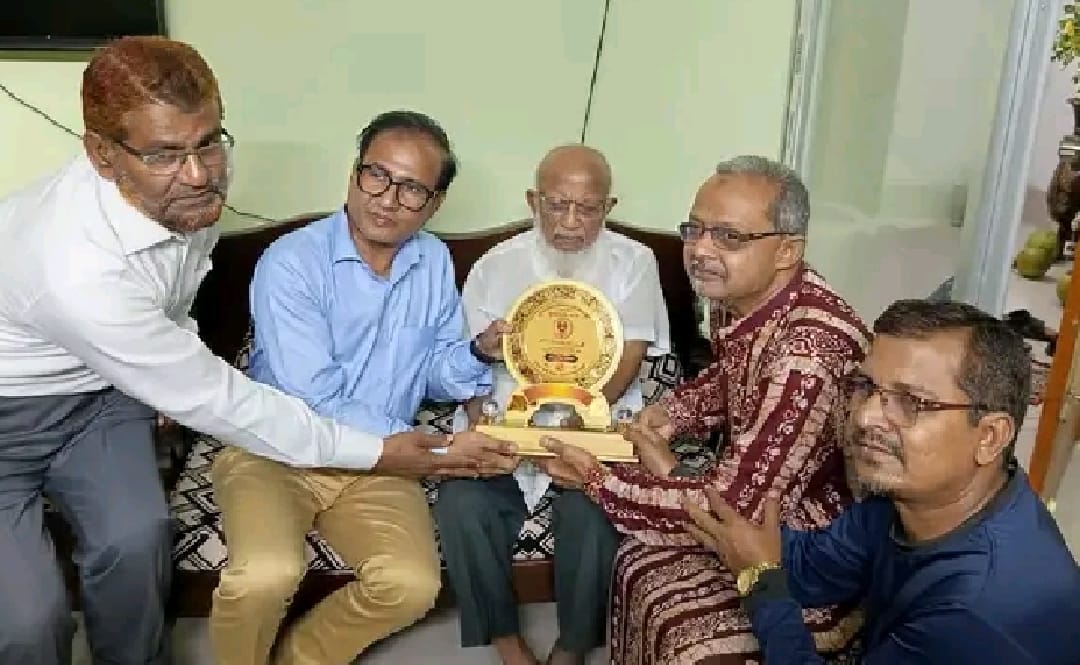 শিক্ষা ও গণিতে অবদানের স্বীকৃতি: প্রফেসর হারুনুর রশিদ পেলেন প্রবীণ নাগরিক সম্মাননা