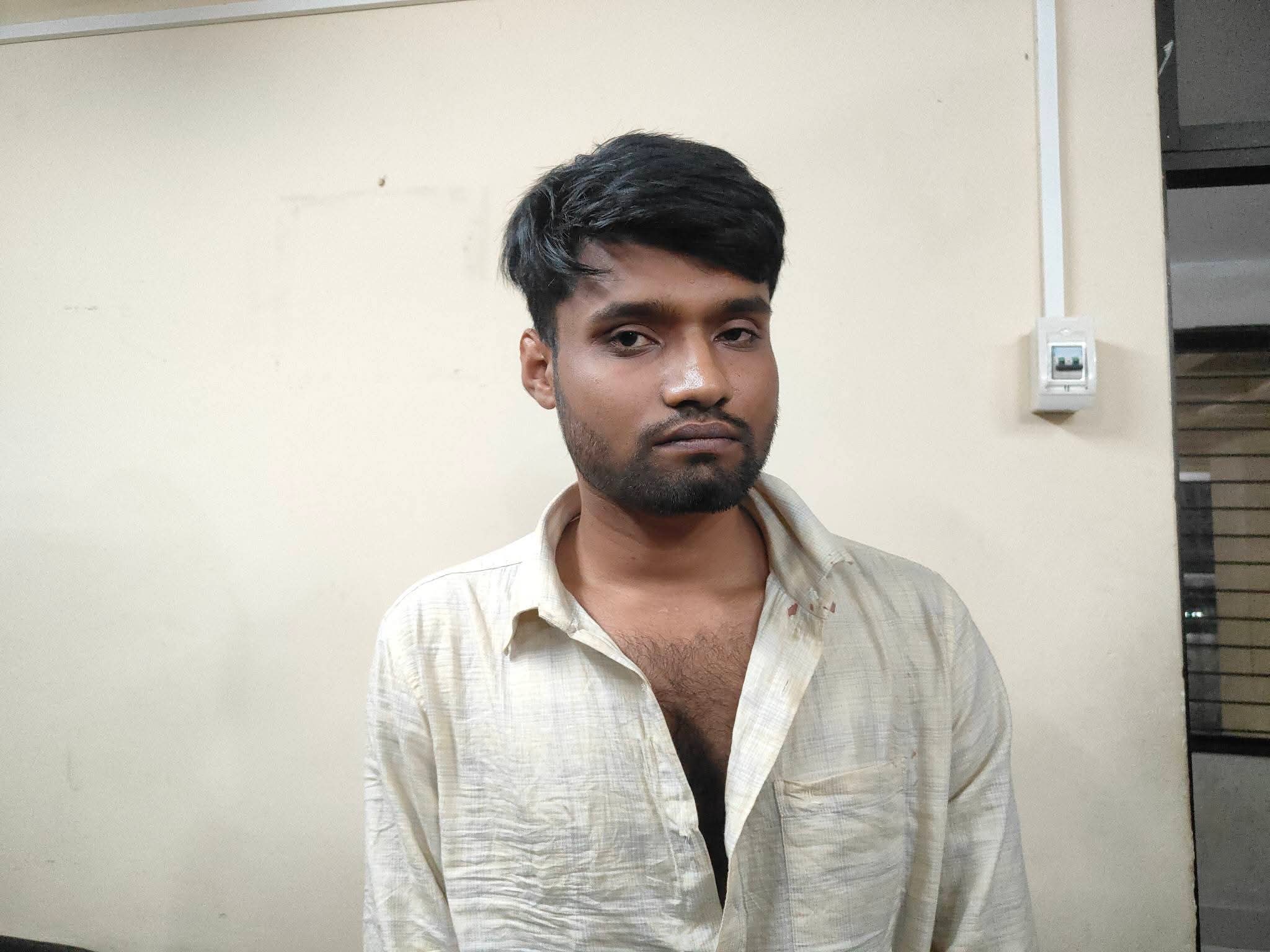 কুবিতে নারী শিক্ষার্থীকে উত্যক্ত করায় বহিরাগত যুবক আটক,মুচলেকা দিয়ে মুক্তি