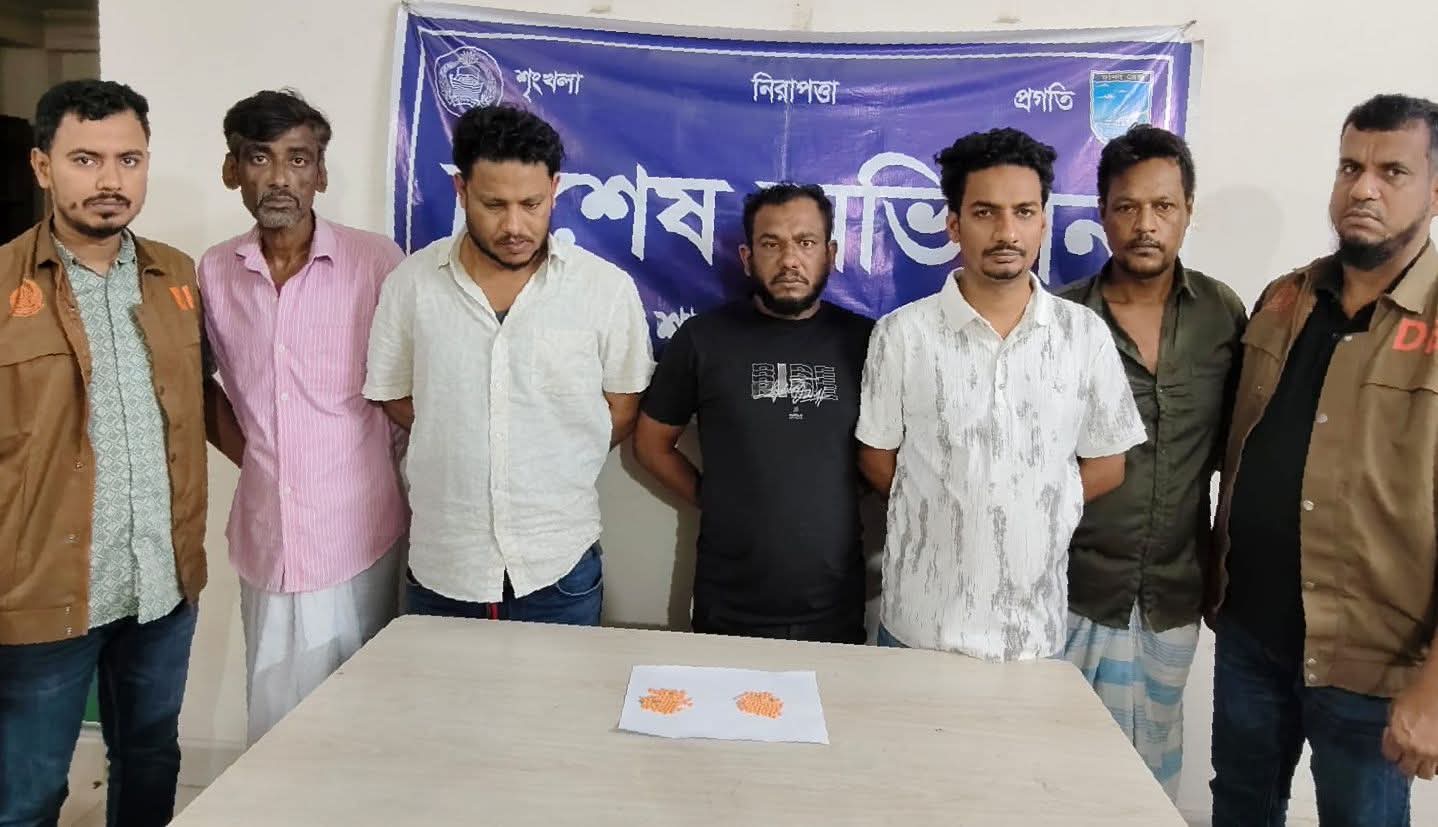সাভার-আশুলিয়ায় ডিবির পৃথক অভিযানে ৯ জন গ্রেফতার