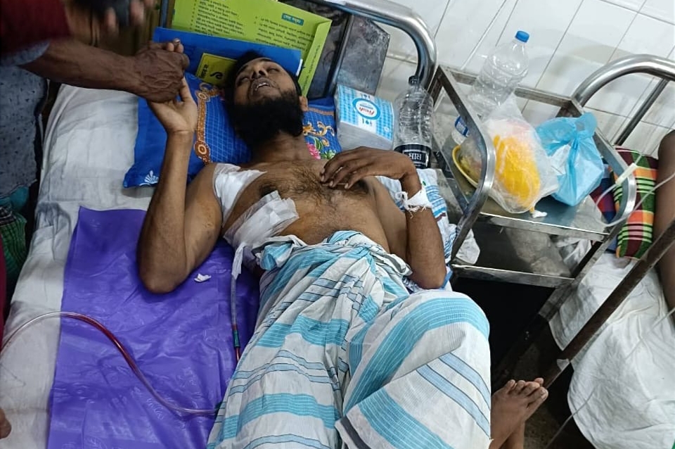 সোনারগাঁয়ে দুই গ্রামে ডাকাত দলের তাণ্ডব: ধারালো অস্ত্রের আঘাতে দুই ভাই গুরুতর আহত