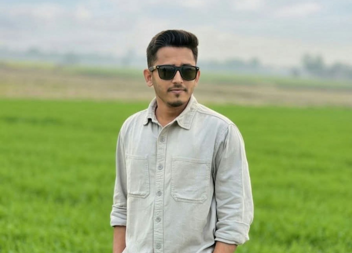 অষ্টগ্রাম ভূমি অফিসের দালাল ও কর্মচারী পরিচয়দানকারী জাবেদের বাড়িতে বিয়ের দাবিতে প্রেমিকার অনশন