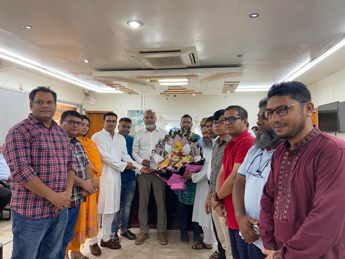 নতুন উপাচার্যের যোগদানের দিনেই পদোন্নতির দাবি জানালেন ববি শিক্ষকরা
