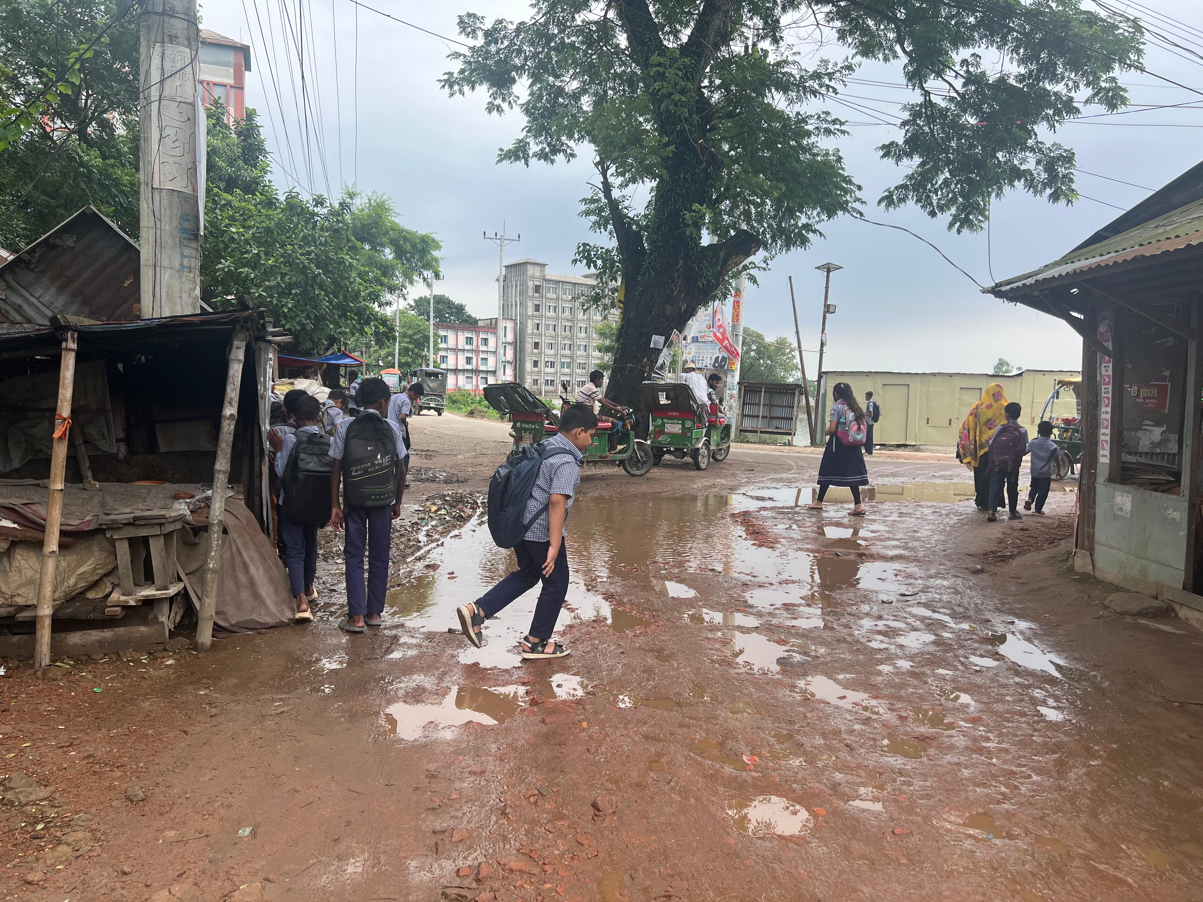 নিকলীর প্রাণকেন্দ্রের সড়কে চরম দুর্ভোগ, দ্রুত সংস্কারের দাবি