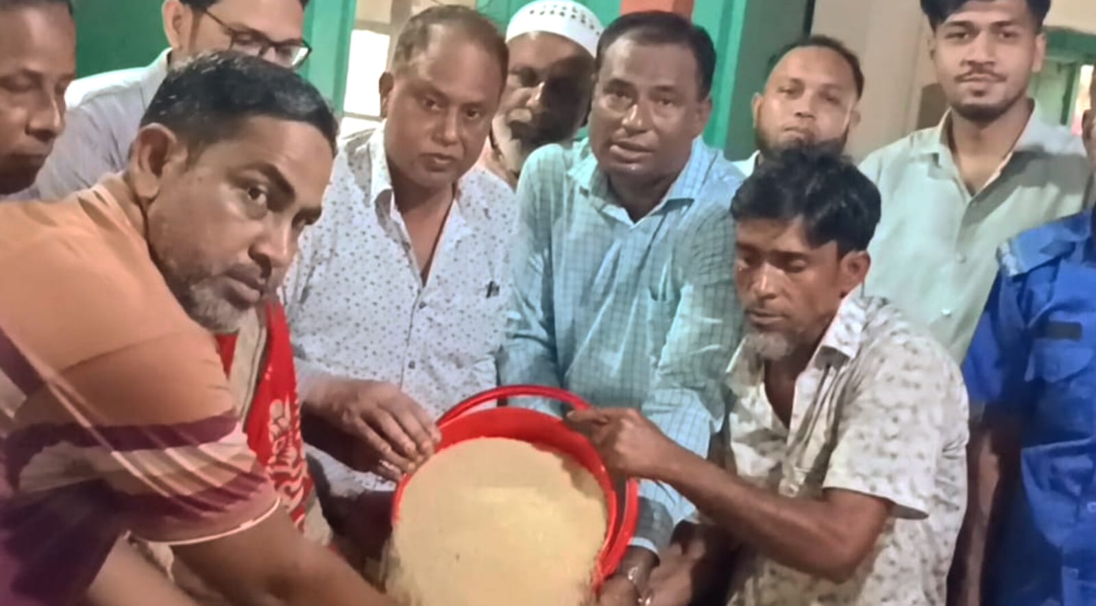 কটিয়াদীতে সাড়ে ৪ হাজার হতদরিদ্র পরিবারের মাঝে ভিজিএফের চাল বিতরণ