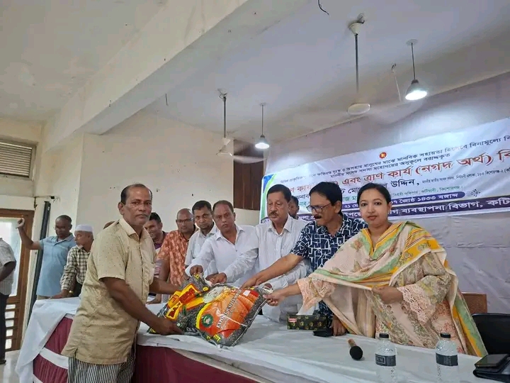 কটিয়াদীতে প্রাকৃতিক দূর্যোগে ক্ষতিগ্রস্থদের মাঝে চাল ও নগদ অর্থ বিতরণ