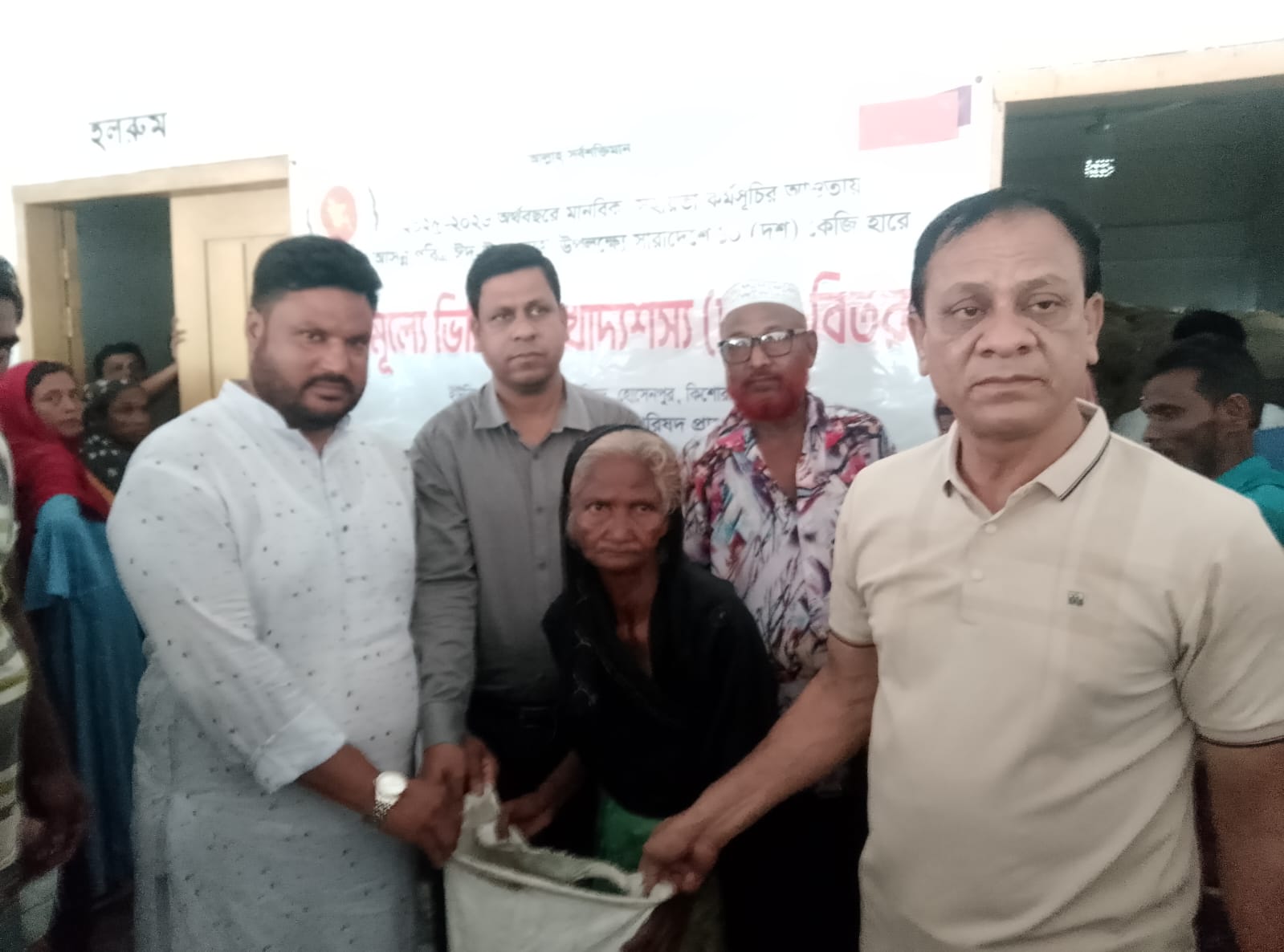 হোসেনপুর পুমদী ইউনিয়নে  ঈদুল আজহা উপলক্ষে বিনামূল্যে ভিজিএফ চাল বিতরণ