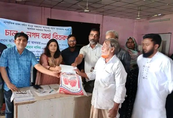 কৃষকের পাশে সরকার: তাড়াইলে ক্ষতিগ্রস্ত কৃষকদের মাঝে চাল ও নগদ অর্থ বিতরণ