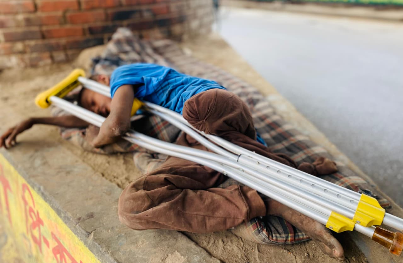 দেশ জুড়ে ঈদের আনন্দ, স্টেশন জুড়ে পথশিশুদের কান্না