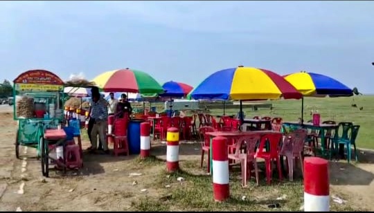 কিশোরগঞ্জের হাওরে এ বছর ঈদে পর্যটকের ভিড় নেই, ব্যবসায়ীরা হতাশ