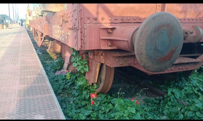 কালিয়াকৈরে হাইটেক সিটি রেলস্টেশনে রেললাইন মেরামতের বিশেষ রেলগাড়ির মালামাল চুরি ১ জন আটক