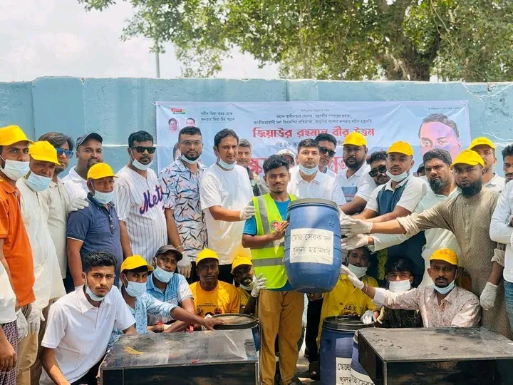 শহীদ রাষ্ট্রপতি জিয়াউর রহমানের শাহাদাত বার্ষিকী উপলক্ষে খুলনায় স্বেচ্ছাসেবক দলের পরিচ্ছন্নতা অভিযান