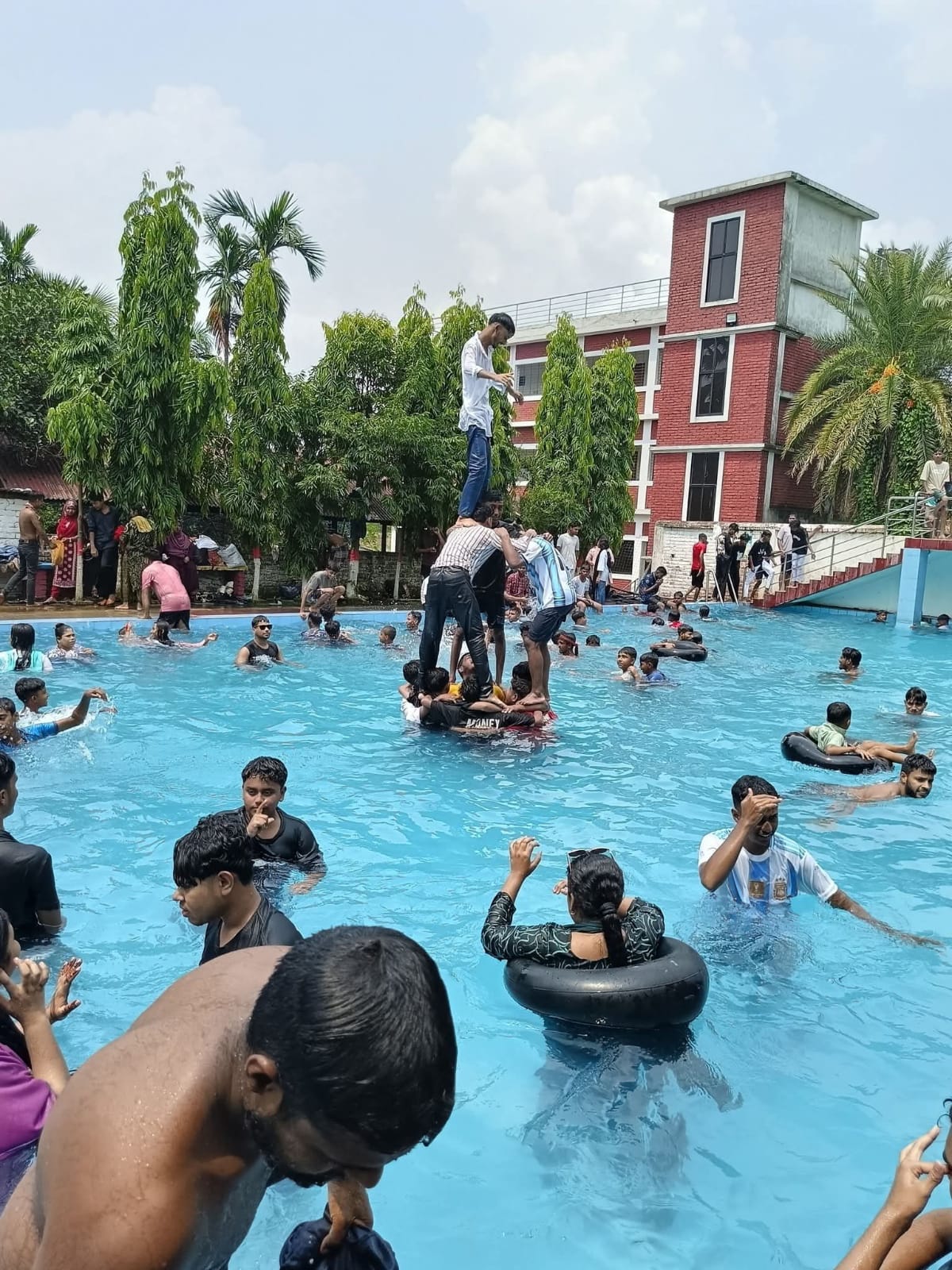 কালিয়াকৈর অতিরিক্ত তাপ প্রবাহে জনজীবন অতিষ্ট পর্যটন কেন্দ্র পার্ক বিনোদন ওয়াটার ফ্রন্ট পুল গুলোতে উপচে পরা ভিড়
