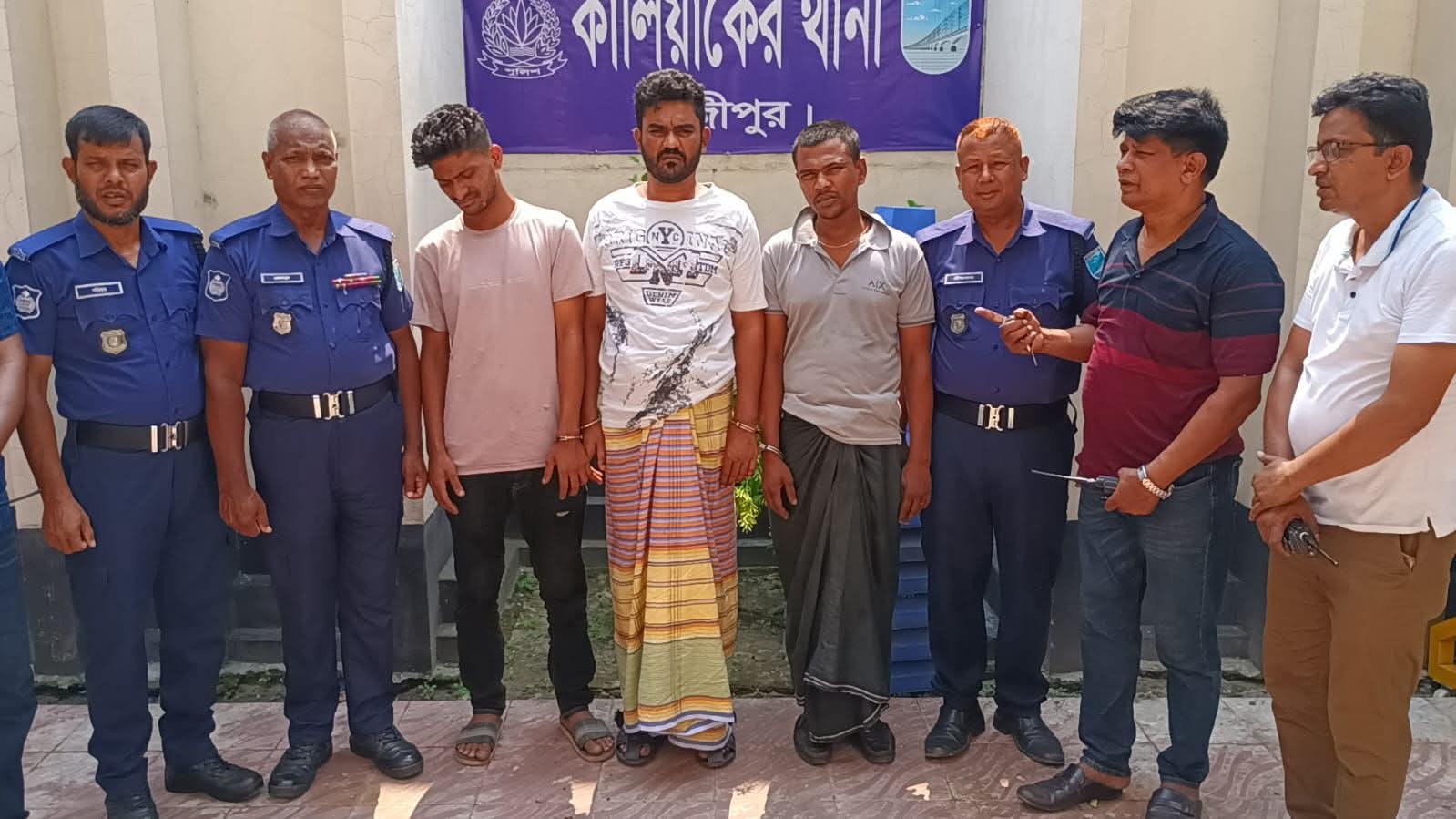 কালিয়াকৈরে ছিনতাই হওয়া প্রাইভেটকার উদ্ধার, সংঘবদ্ধ চক্রের ৩ জন সদস্য গ্রেপ্তার