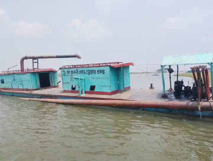 ধনু নদীতে অবৈধ বালু উত্তোলন: ড্রেজার জব্দ, চারজনকে জরিমানা