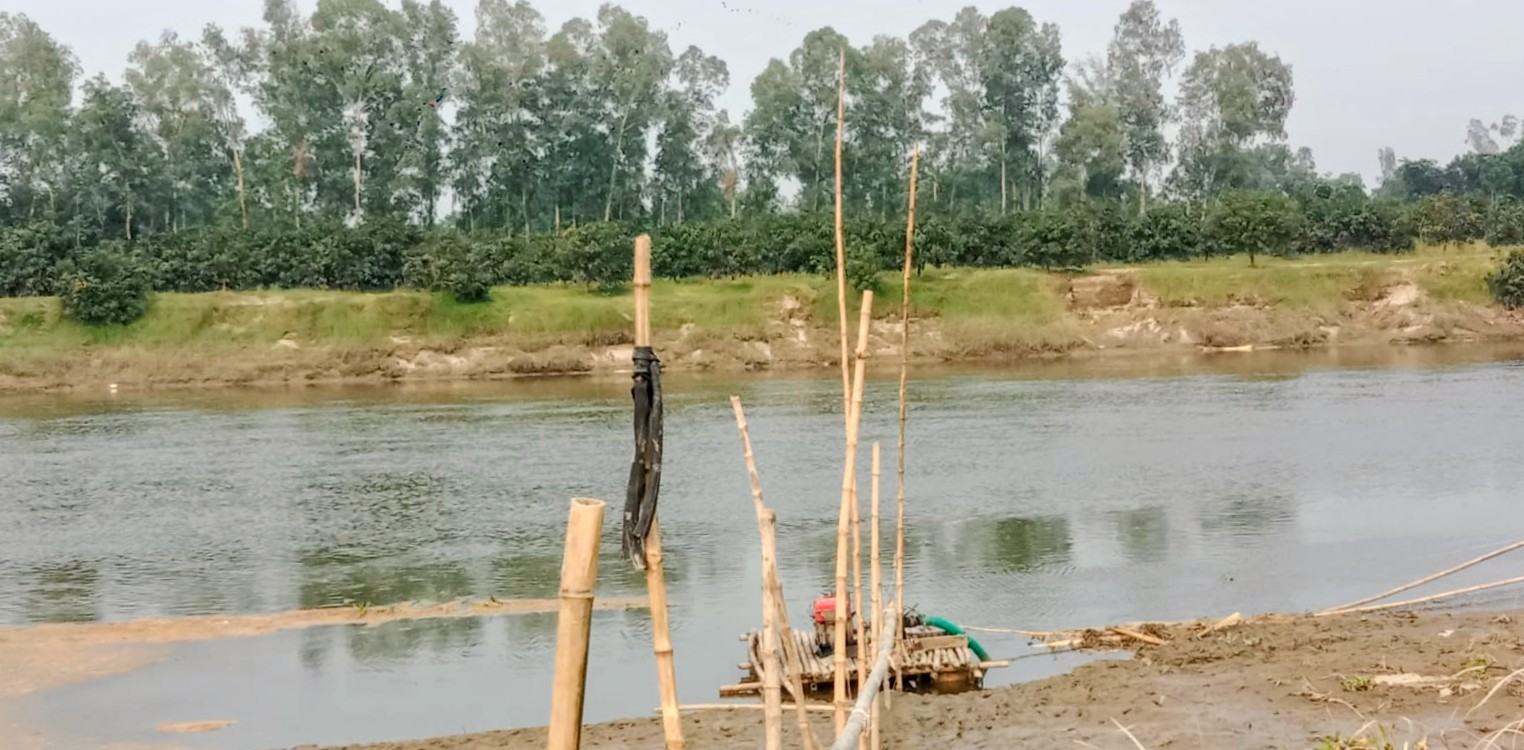 মাধাইখামার নদীতে অবৈধ বালু উত্তোলনের মহোৎসব, হুমকির মুখে আবাদি জমি ও পরিবেশ