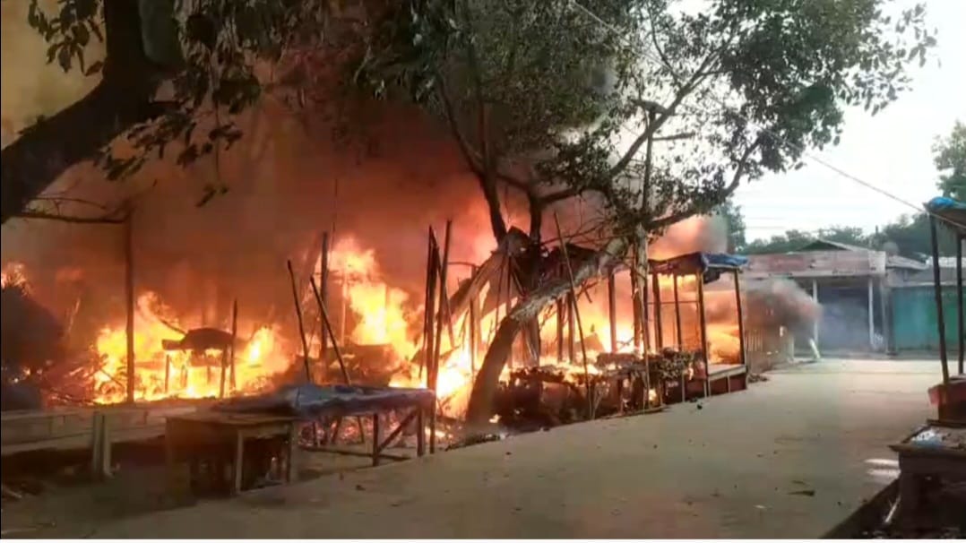 কুড়িগ্রামের ভূরুঙ্গামারীতে অগ্নিকাণ্ডে প্রায় ৫০টি দোকানের কয়েক কোটি টাকা ক্ষতির শংকা