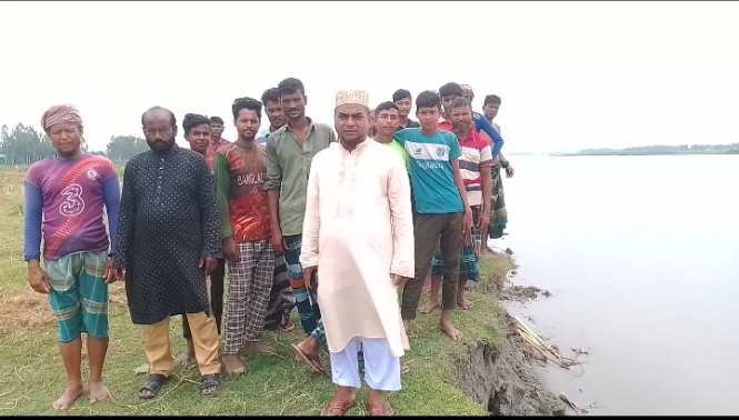 কুড়িগ্রামের নাগেশ্বরী উপজেলার নুনখাওয়া এলাকায় দুধ কুমোর নদের  ভাঙ্গন প্রতিরোধের দাবিতে ফুসে উঠেছে এলাকাবাসী