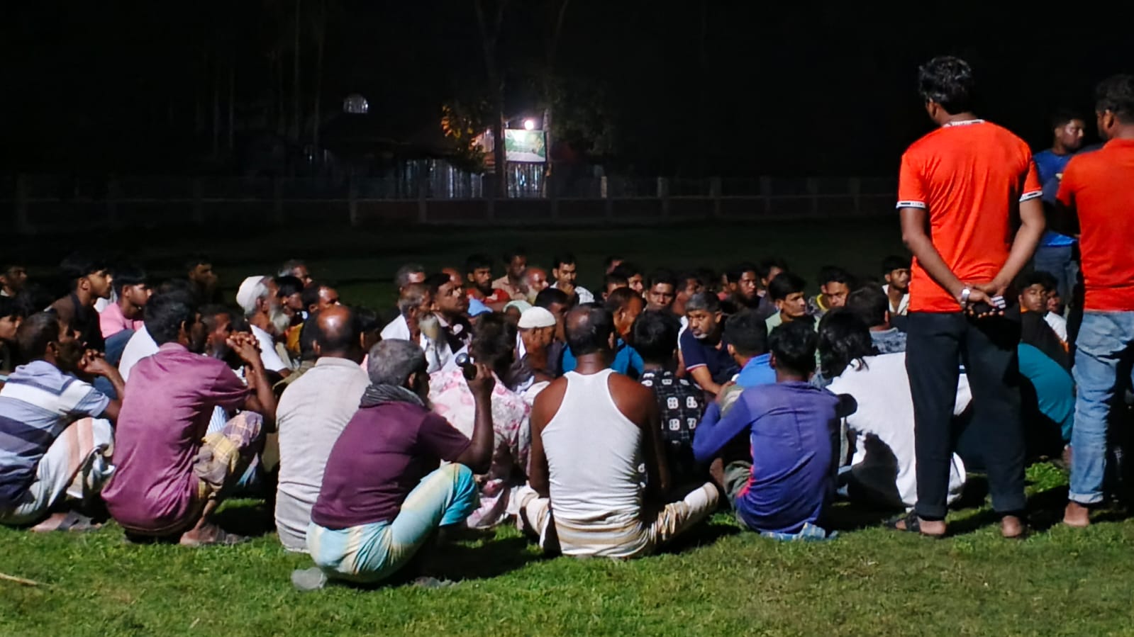 বিয়ের দাবিতে অনশন শেষে গ্রাম্য সালিশে বিবাহ সম্পন্ন