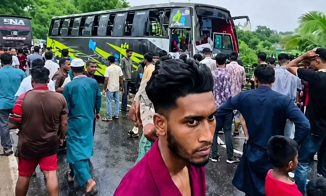 ঢাকা-আরিচা মহাসড়কে দুই বাসের মুখোমুখি সংঘর্ষ, আহত ২০ জন