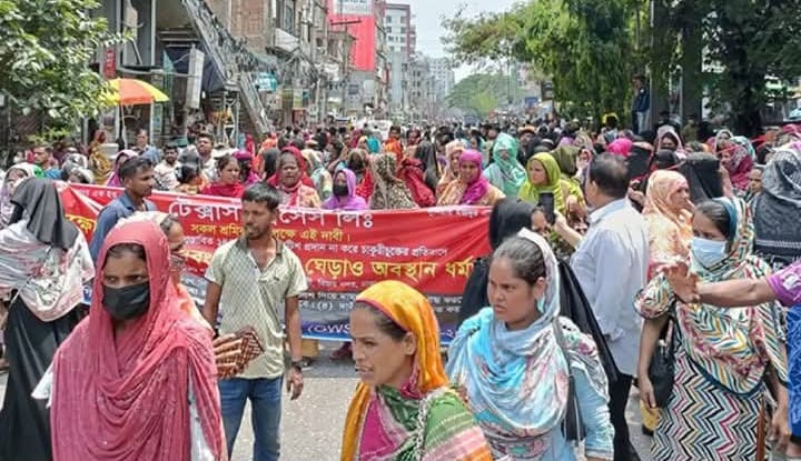 রাজধানীর রামপুরায় পোশাক  শ্রমিকদের সড়ক অবরোধ যান চলাচলে ভোগান্তি