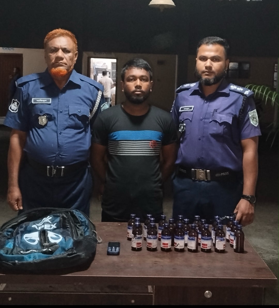 কাউনিয়ায় পুলিশের অভিযানে ২৫ বোতল এসকাফ উদ্ধার, মাদক কারবারি আটক