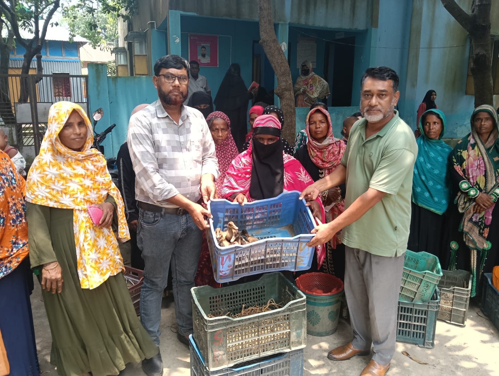 অষ্টগ্রামে বন্যায় ক্ষতিগ্রস্ত ব্র্যাক সদস্যদের মাঝে বিনামূল্যে সবজি বীজ ও হাঁসের বাচ্চা বিতরণ