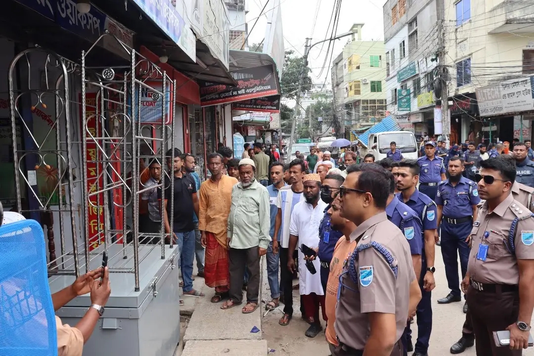 কিশোরগঞ্জে শহরের শৃঙ্খলা ও জনচলাচল স্বাভাবিক রাখতে পুলিশের বিশেষ অভিযান