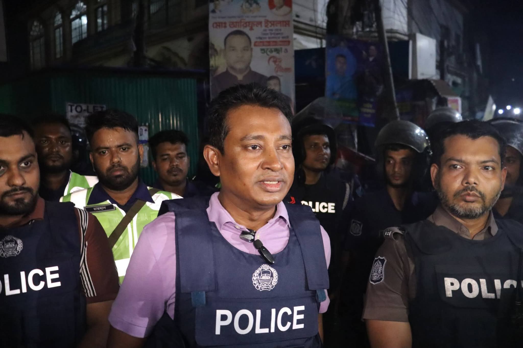ভৈরবে মাইক্রোবাসের ভাড়া নিয়ে রণক্ষেত্র:দোকানপাট ভাঙচুর-লুটপাট, এসপির অভিযানে পরিস্থিতি শান্ত